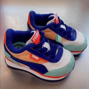 Toddlers PUMA size 4c . Multicolor